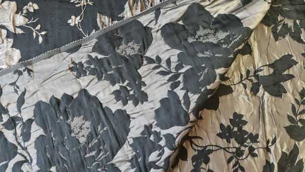 Crashed Jacquard Flowers Beige